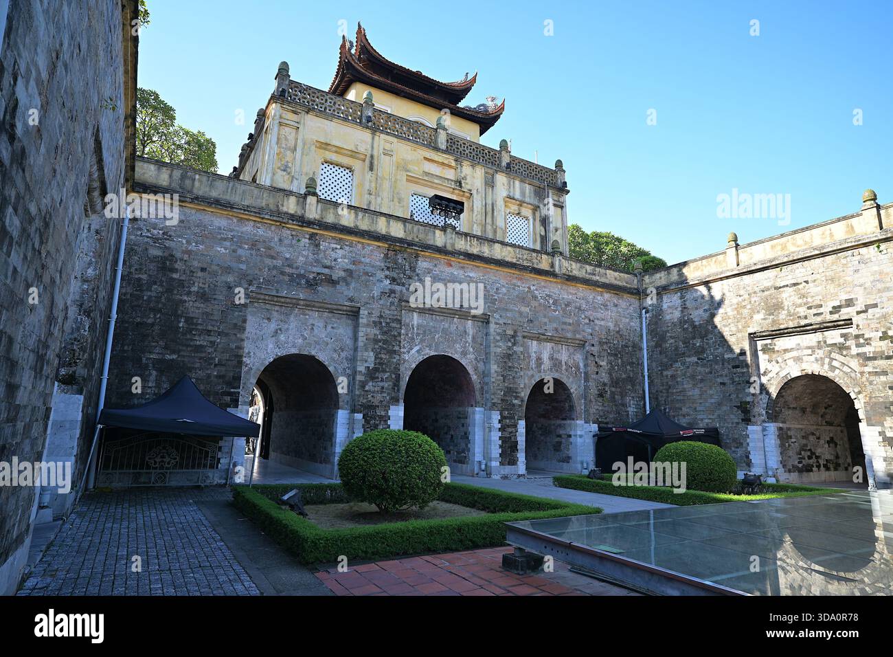 Doan Mon Gate è una delle 5 strutture originali rimaste ancora in piedi presso la Cittadella Imperiale di Thang Long, Hanoi Foto Stock