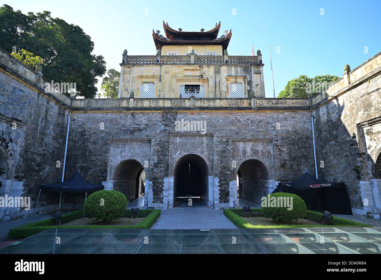 Doan Man Gate, ingresso principale alla Cittadella Imperiale di Thang Long dall'interno, costruito e rinnovato da dinastie successive in tradizionale stile vietnamita Foto Stock
