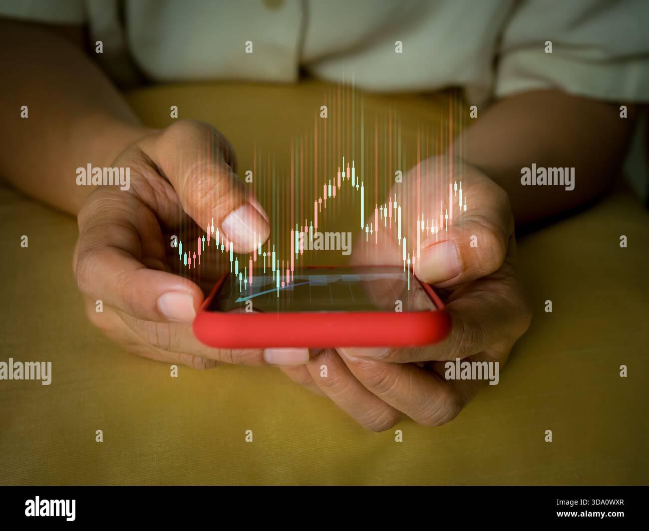 Primo piano mani che tengono in mano lo smartphone con sovrapposizione grafico del mercato azionario, simboleggiando il trading online, il monitoraggio degli investimenti, l'analisi finanziaria e la modernità Foto Stock