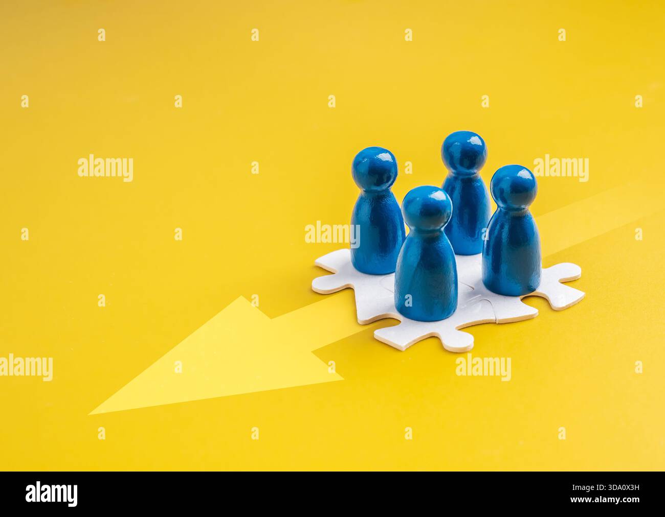 Figure umane blu su pezzi del puzzle, freccia avanti rappresentano il lavoro di squadra, l'allineamento degli stakeholder, la cooperazione, la partnership, la sinergia organizzativa e gro Foto Stock