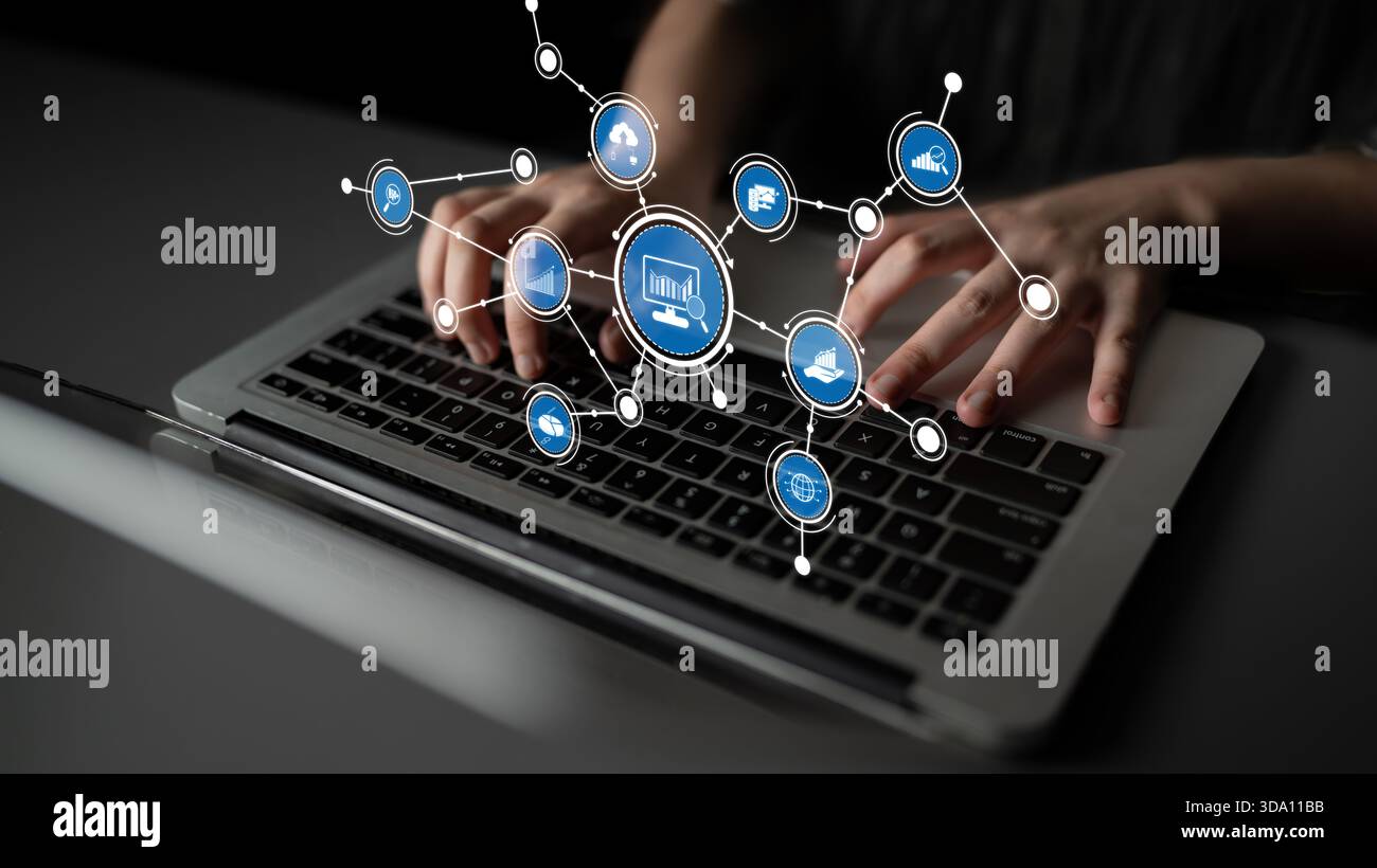 Vista ravvicinata della digitazione manuale sulla tastiera di un notebook, circondata da icone digitali che rappresentano connettività, tecnologia e comunicazione moderna in un Foto Stock