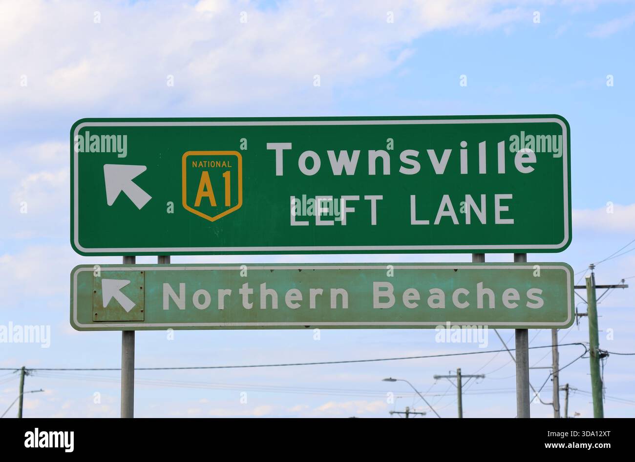 Townsville Left Lane e Northern Beaches segnalano un cielo blu sulla Bruce Highway a Mackay, Queensland, Australia Foto Stock
