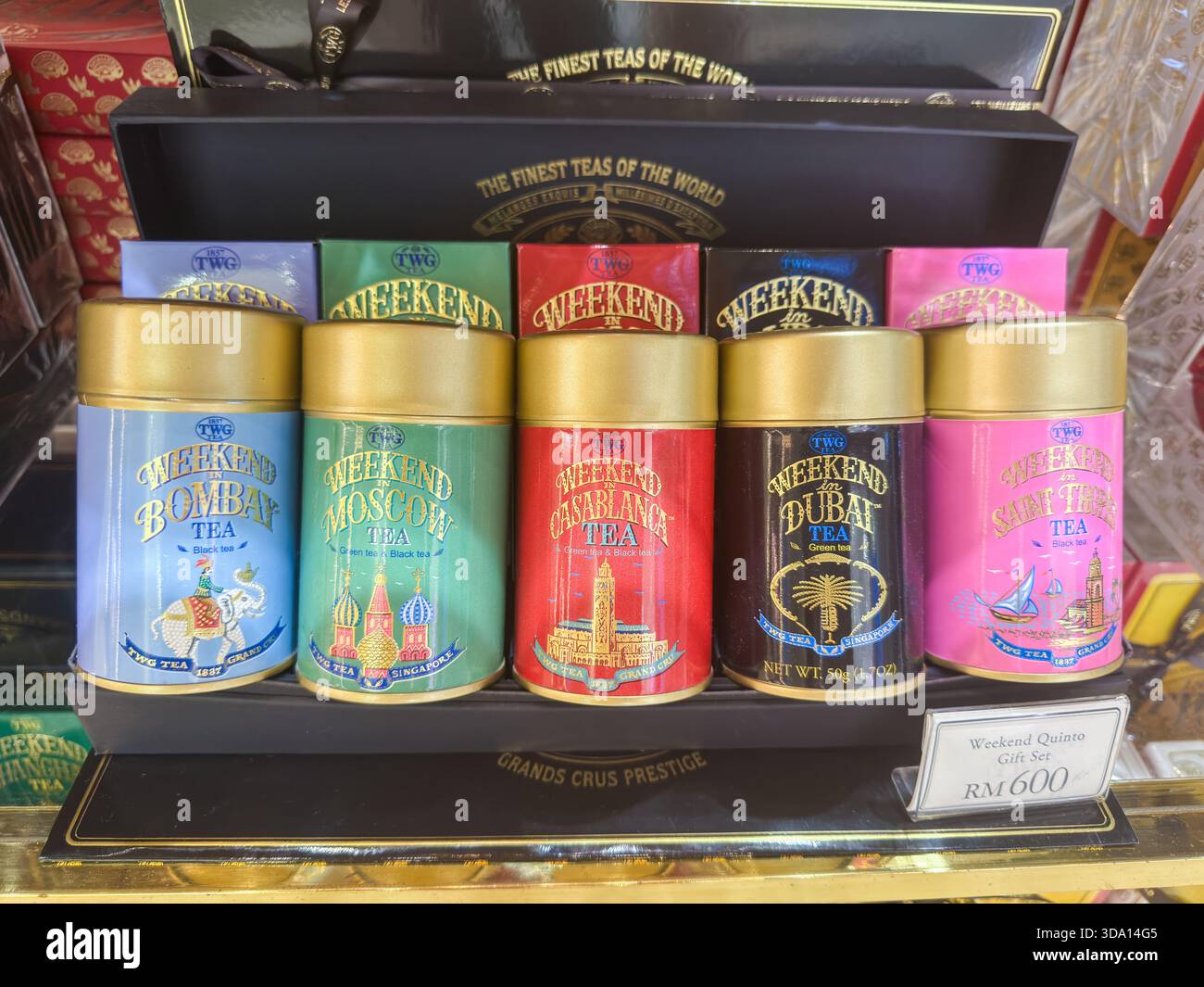 Penang, Malesia - 7 luglio 2025: Le colorate lattine della collezione di tè del Weekend sono esposte, mostrando i sapori di Bombay, Mosca e Dubai, ogni etichetta Foto Stock