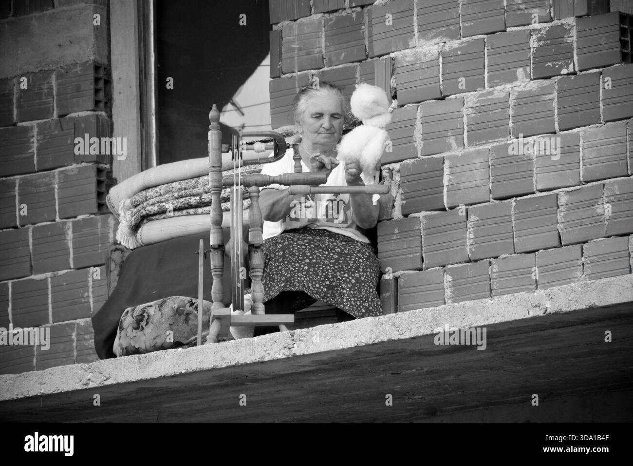 21/07/2015 donna anziana filatura lana, Vusanje, Gusinje, Plav, Montenegro Foto Stock