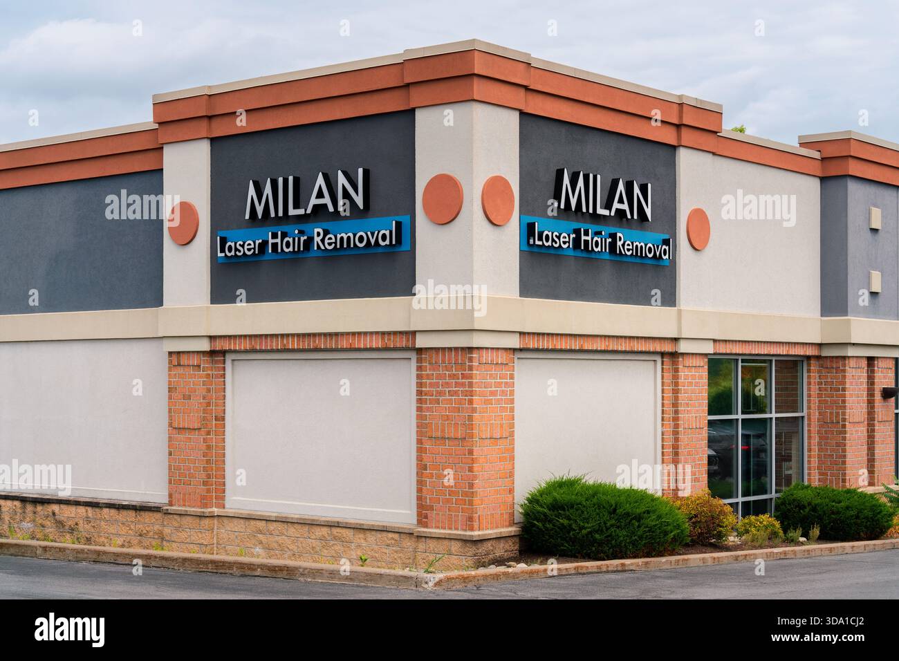 New Hartford, NY - 13 agosto 2025: Primo piano pf Milan laser Hair Removal, fondata nel 2012 da due medici certificati con oltre 390 loc Foto Stock