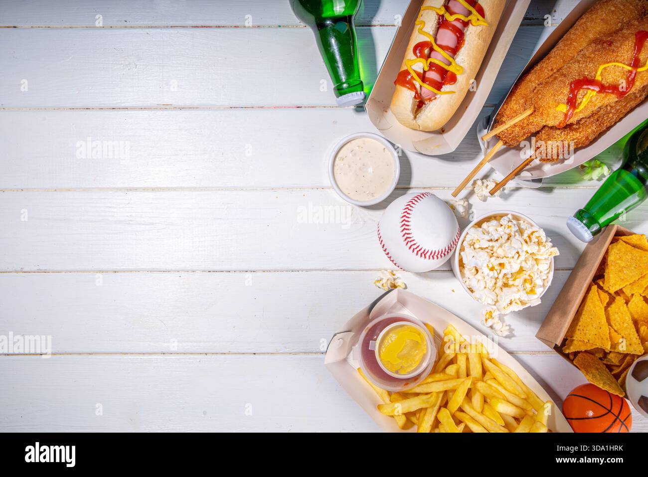 Piatti tradizionali dello stadio e birra di sottofondo, set di vari tipi di baseball, pallacanestro, tifosi di football e spuntini dello stadio, patatine, salse, hot dog, wi-fi Foto Stock