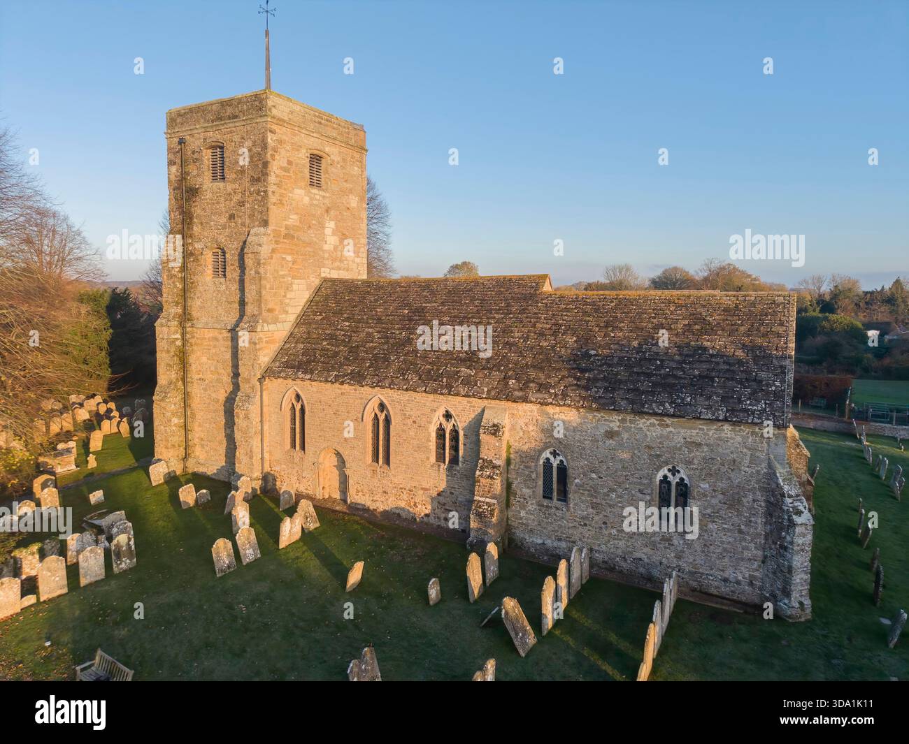 Vista aerea della chiesa parrocchiale di St John the Baptist a Kirdford West Sussex. La chiesa del XII secolo è un edificio storico di grado 1 Foto Stock