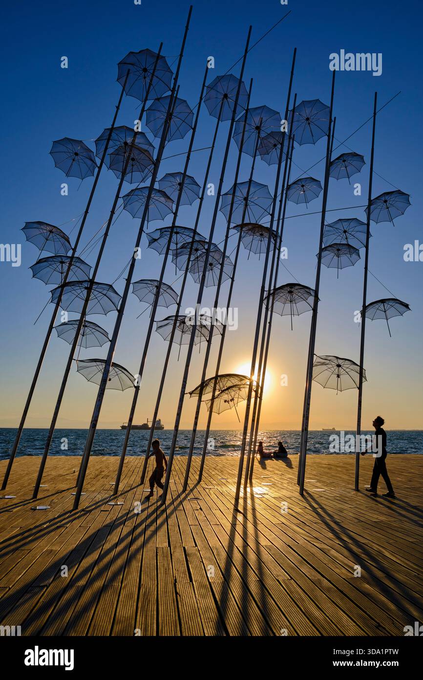 Grecia, Macedonia, Salonicco, lungomare, sculture degli ombrelli di Georges Zongolopoulos Foto Stock