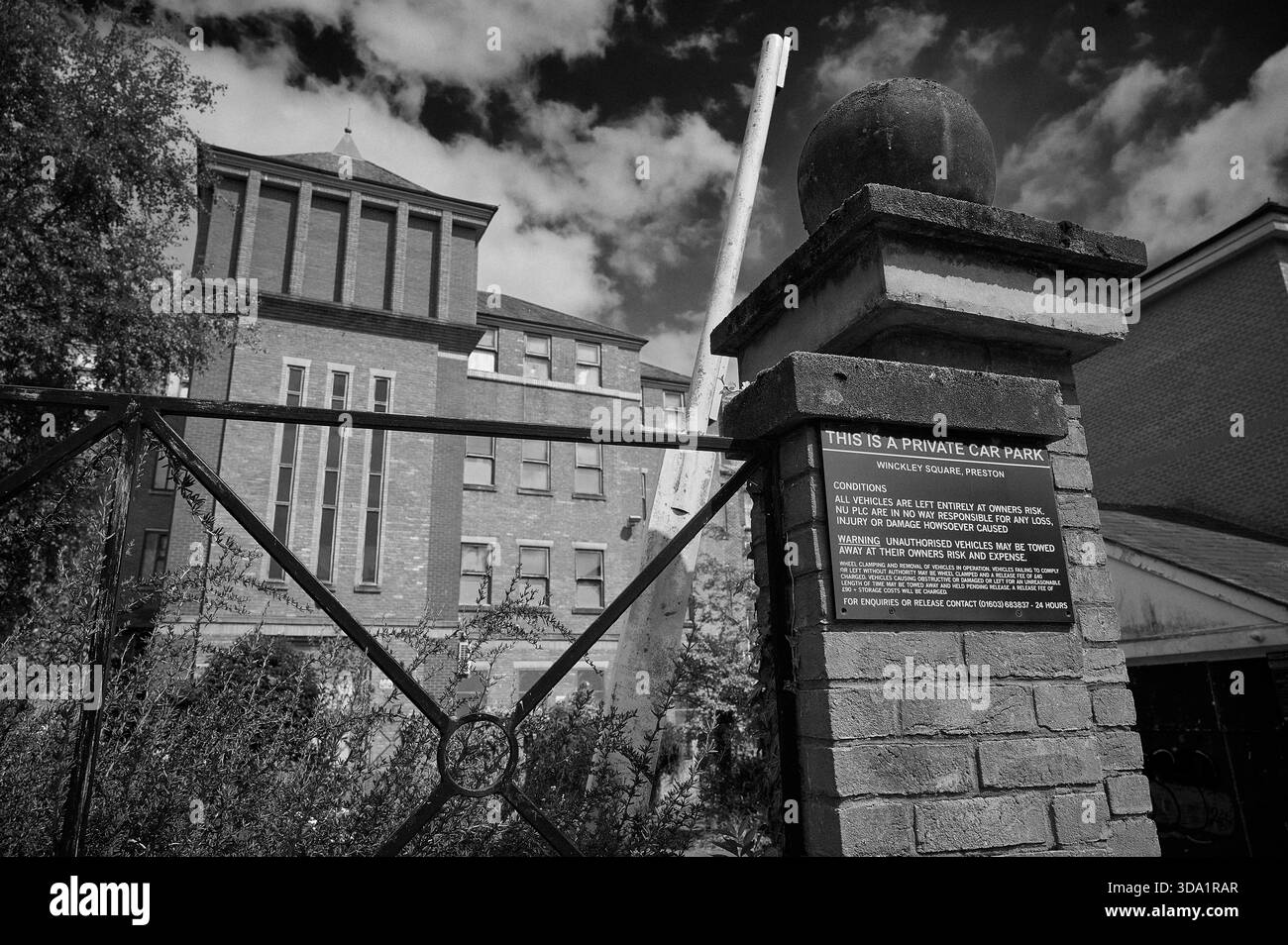 Edificio per uffici vuoto in attesa di demolizione, Preston, Regno Unito Foto Stock