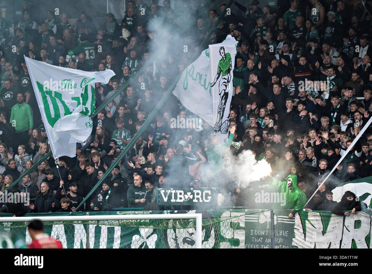 Viborg, Danimarca. 7 dicembre 2025. Tifosi del Viborg nella partita di Super League tra Viborg FF e FC Midtjylland all'Energi Viborg Arena, domenica 7 dicembre 2025. (Foto: Henning Bagger /Ritzau Scanpix) credito: Ritzau/Alamy Live News Foto Stock