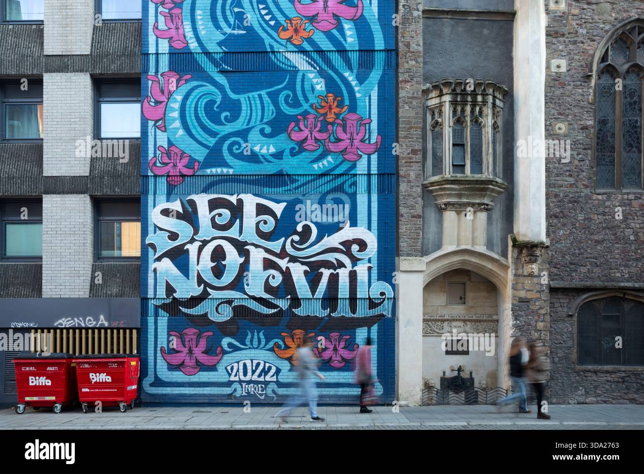Murale sul lato di un edificio in Quay Street, vicino alla chiesa di St Johns, Bristol. Murale di Inkie. Foto Stock