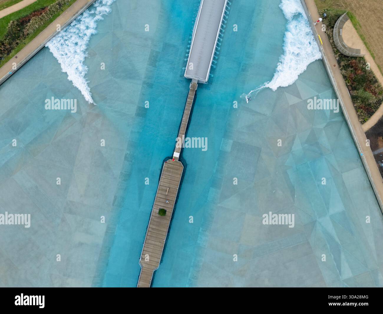 L'onda. Un lago per il surf nell'entroterra a Bristol, Regno Unito. Foto Stock