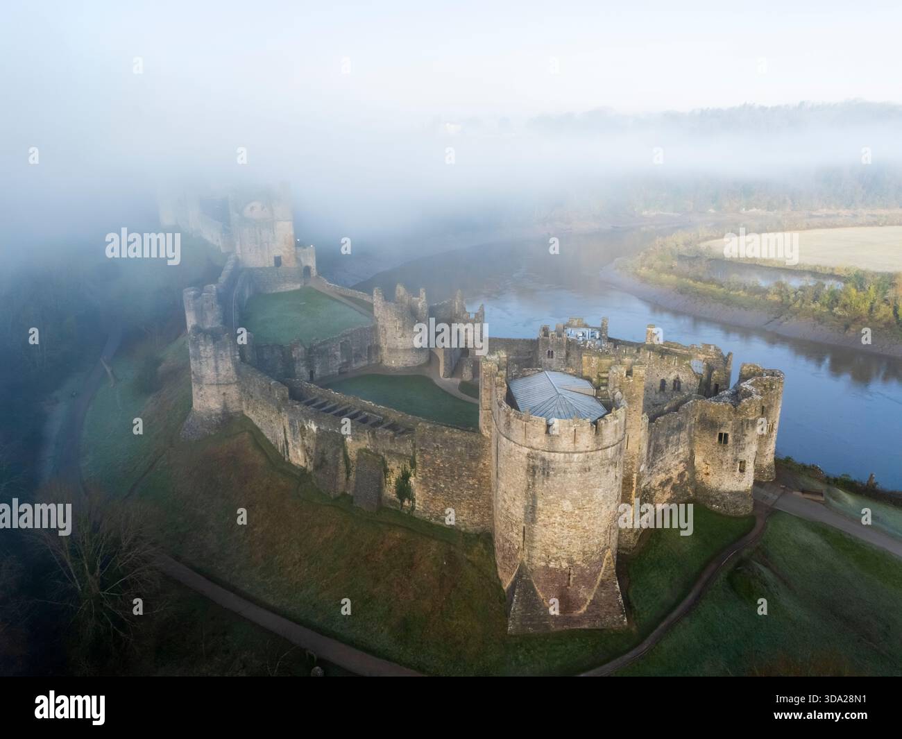 Il castello di Chepstow e il fiume Wye. Monmouthshire, Galles, Regno Unito. Foto Stock
