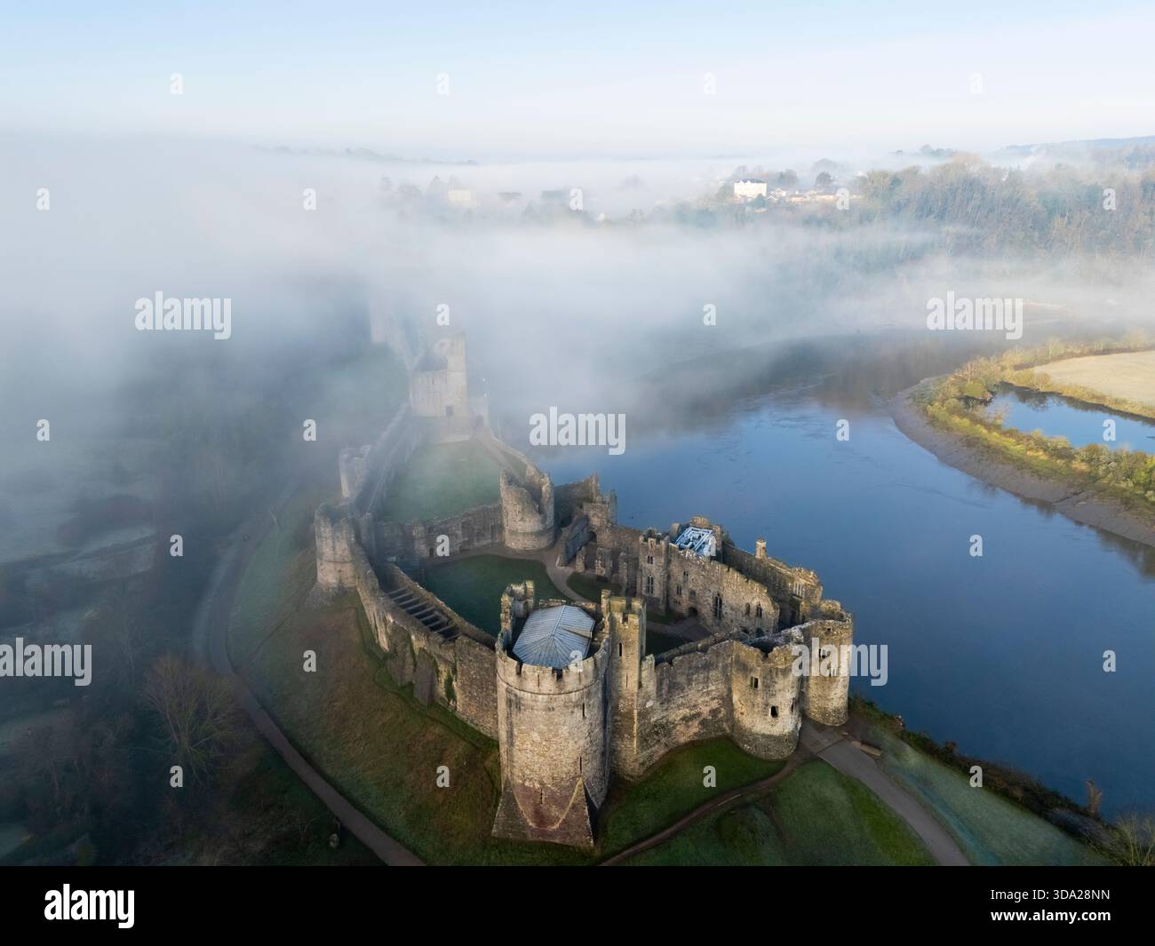 Il castello di Chepstow e il fiume Wye. Monmouthshire, Galles, Regno Unito. Foto Stock