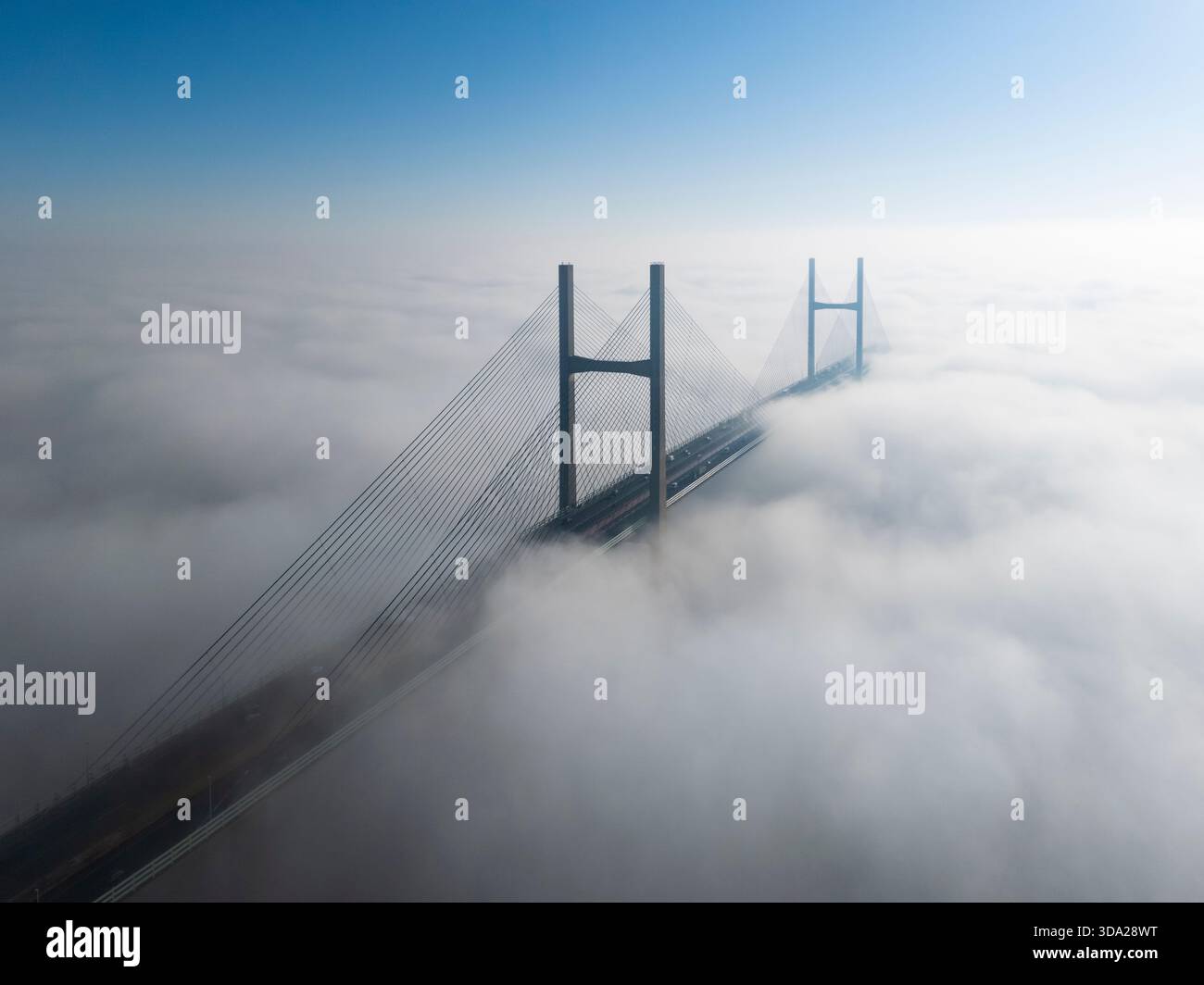 Il Prince of Wales Bridge sorge attraverso una riva di nebbia sopra l'estuario del Severn. Monmouthshire/Gloucester. REGNO UNITO. Foto Stock