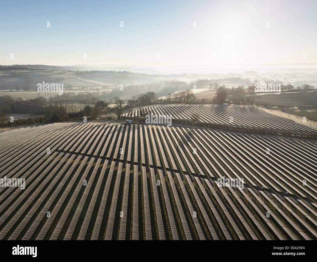 Fattoria solare. Mattina d'inverno. Monmouthshire, Galles, Regno Unito. Foto Stock