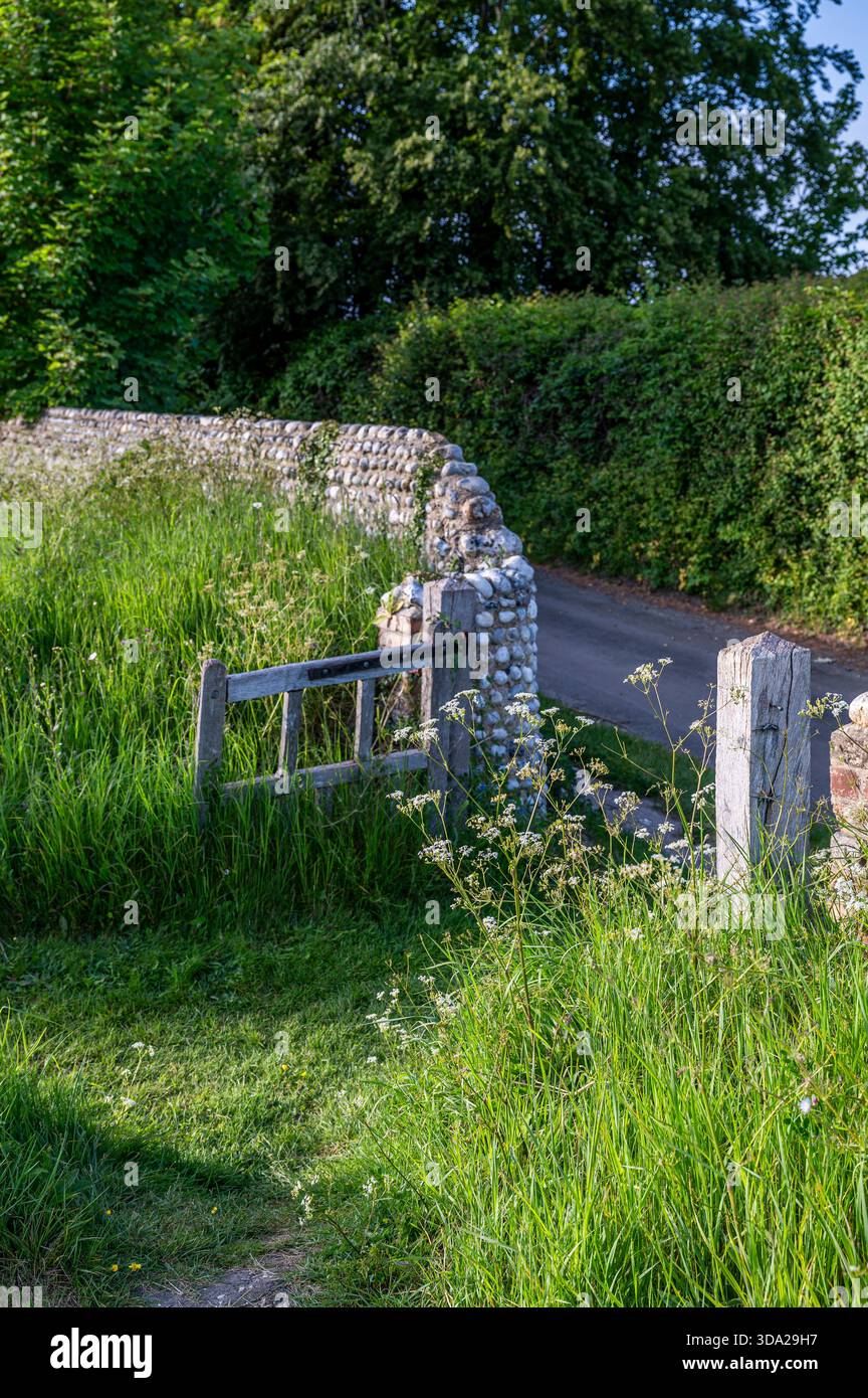Apri il cancello per Cley Churchyard della St Margaret's Church in estate. Foto Stock