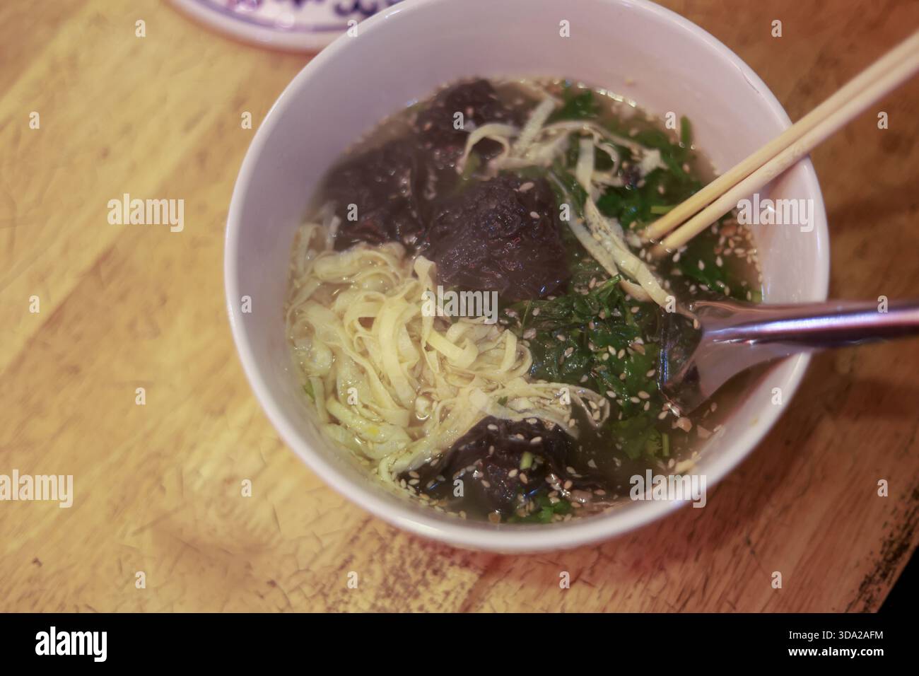 Deliziosa e saporita ciotola di zuppa di ramen giapponese con spaghetti e alghe. Questo confortevole pasto gastronomico offre un'esperienza gourmet tradizionale perfetta per Foto Stock