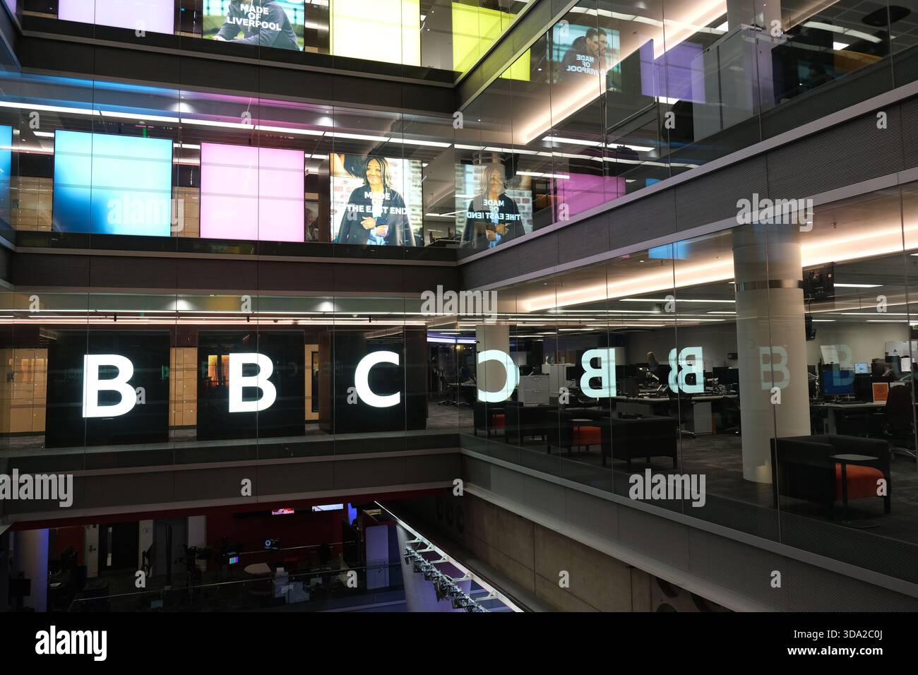 Il logo della BBC visto all'interno della New Broadcasting House nel centro di Londra Foto Stock