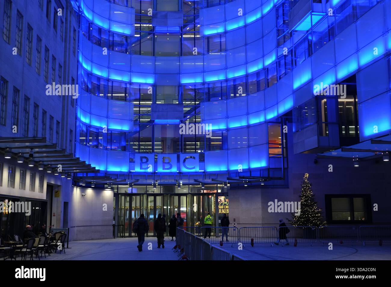 La New Broadcasting House della BBC è illuminata in blu in una serata di dicembre Foto Stock