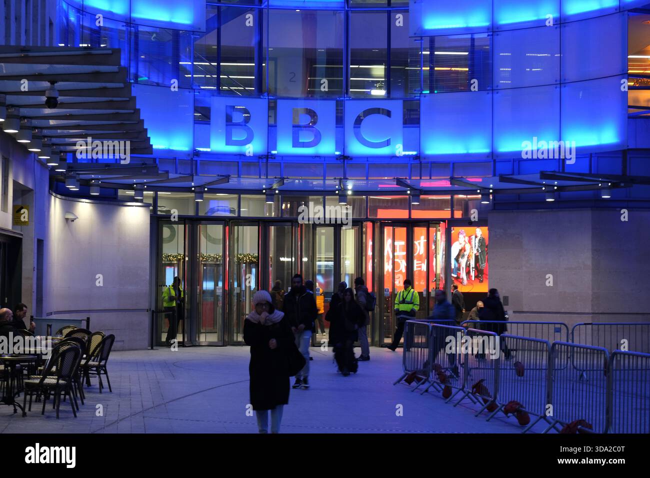 La New Broadcasting House della BBC è illuminata in blu in una serata di dicembre Foto Stock
