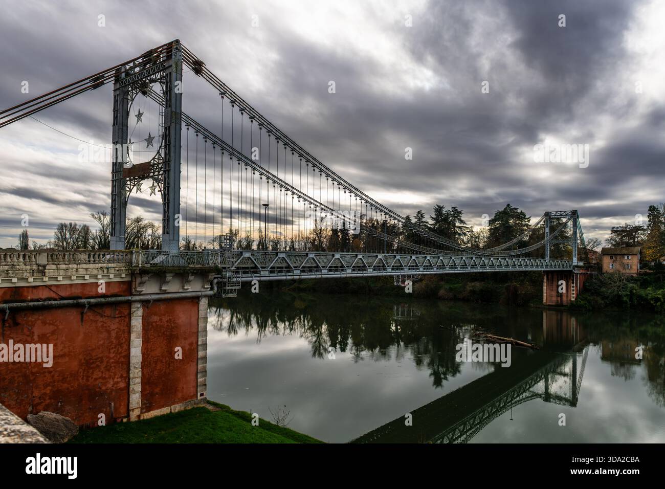 Ponte sospeso Simone Veil a Villemur-sur-Tarn, Haute-Garonne, Occitanie, Francia Foto Stock