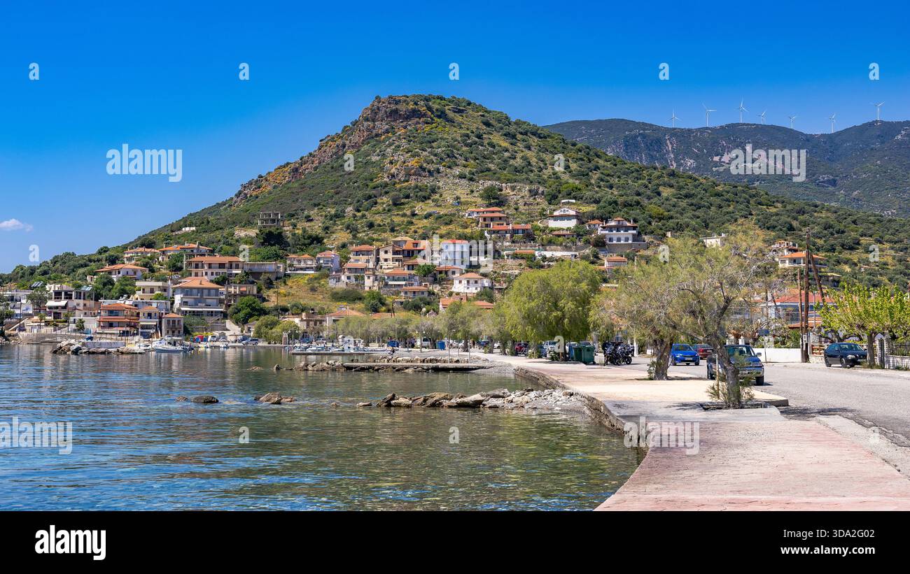 Vista della costa di Glyfada, un villaggio costiero della Grecia centrale, che mostra la costa del Golfo di Corinto, il mare cristallino, le case tradizionali e medi Foto Stock