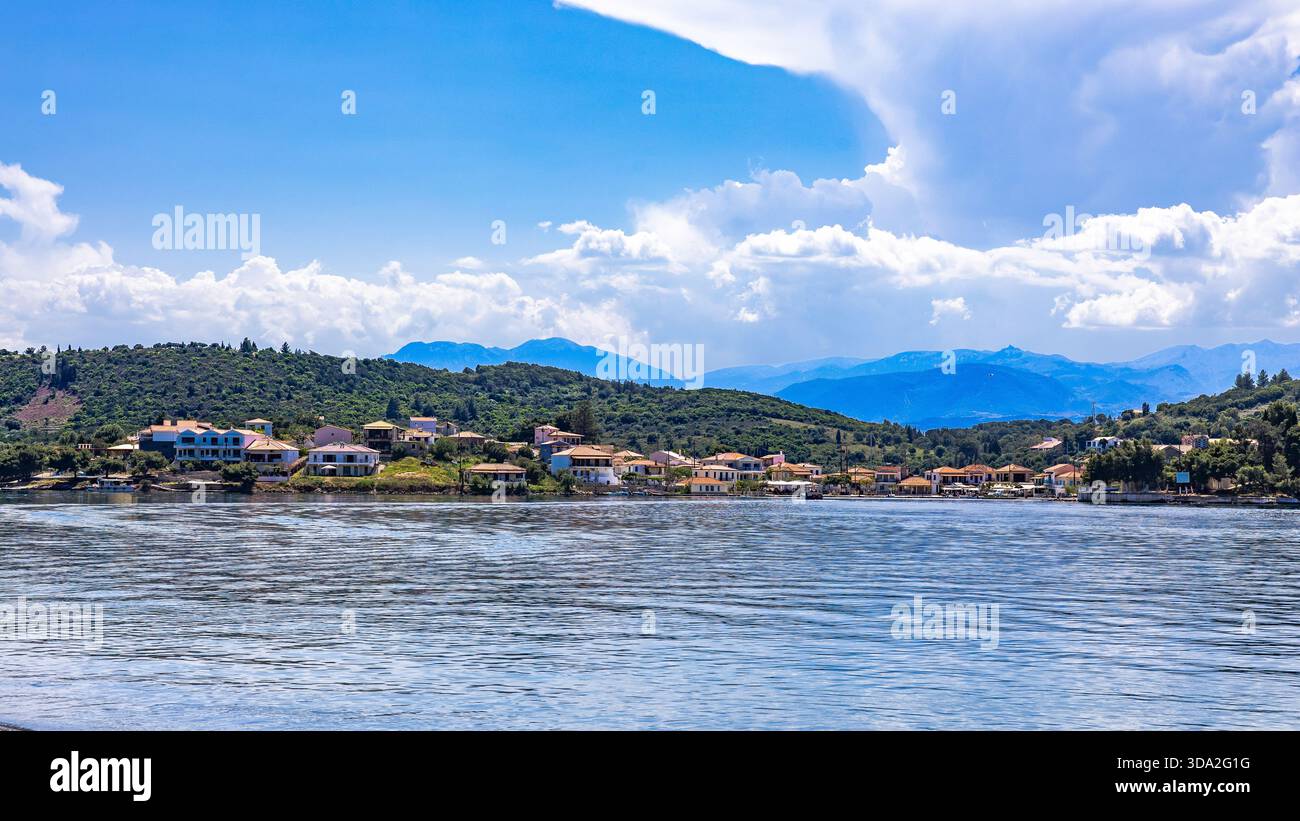 Isola di Trizonia vista dalla costa del villaggio di Glyfada nel Golfo di Corinto, Grecia. Panorama marino con acqua turchese, litorale naturale, AN Foto Stock