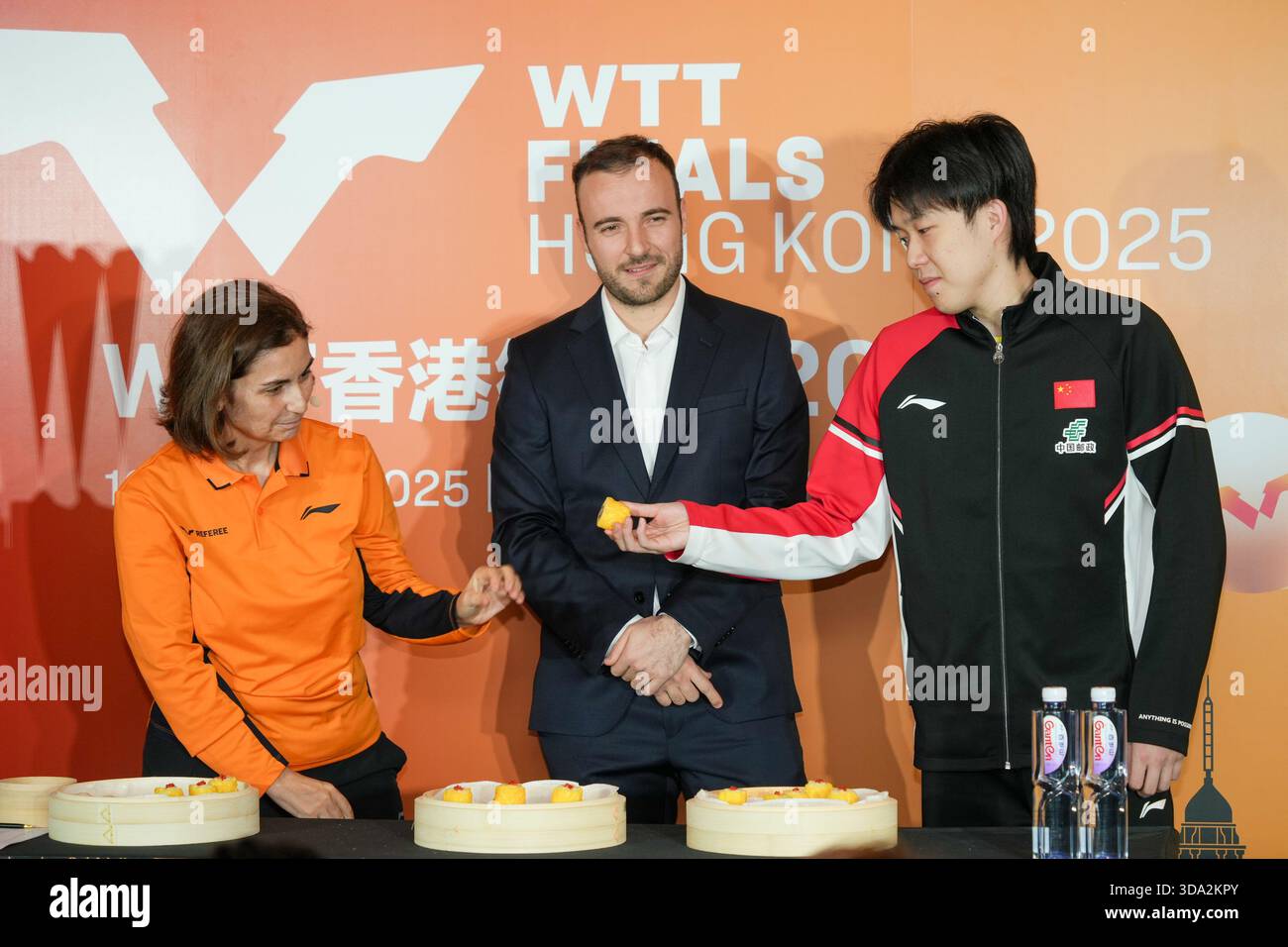 Hong Kong, Cina. 8 dicembre 2025. Wang Chuqin (R) della Cina e Simon Gauzy (C) della Francia partecipano alla cerimonia di sorteggio delle finali WTT di Hong Kong 2025 a Hong Kong, Cina meridionale, 8 dicembre 2025. Crediti: Zhu Wei/Xinhua/Alamy Live News Foto Stock