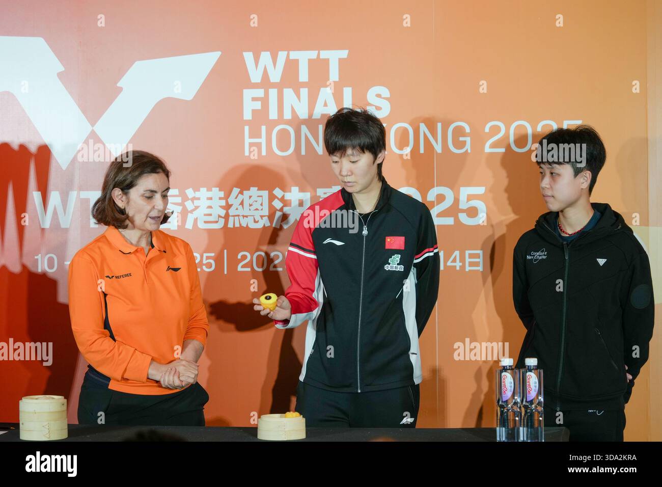 Hong Kong, Cina. 8 dicembre 2025. Wang Manyu (C) della Cina partecipa alla cerimonia di sorteggio delle finali WTT di Hong Kong 2025 a Hong Kong, Cina meridionale, 8 dicembre 2025. Crediti: Zhu Wei/Xinhua/Alamy Live News Foto Stock
