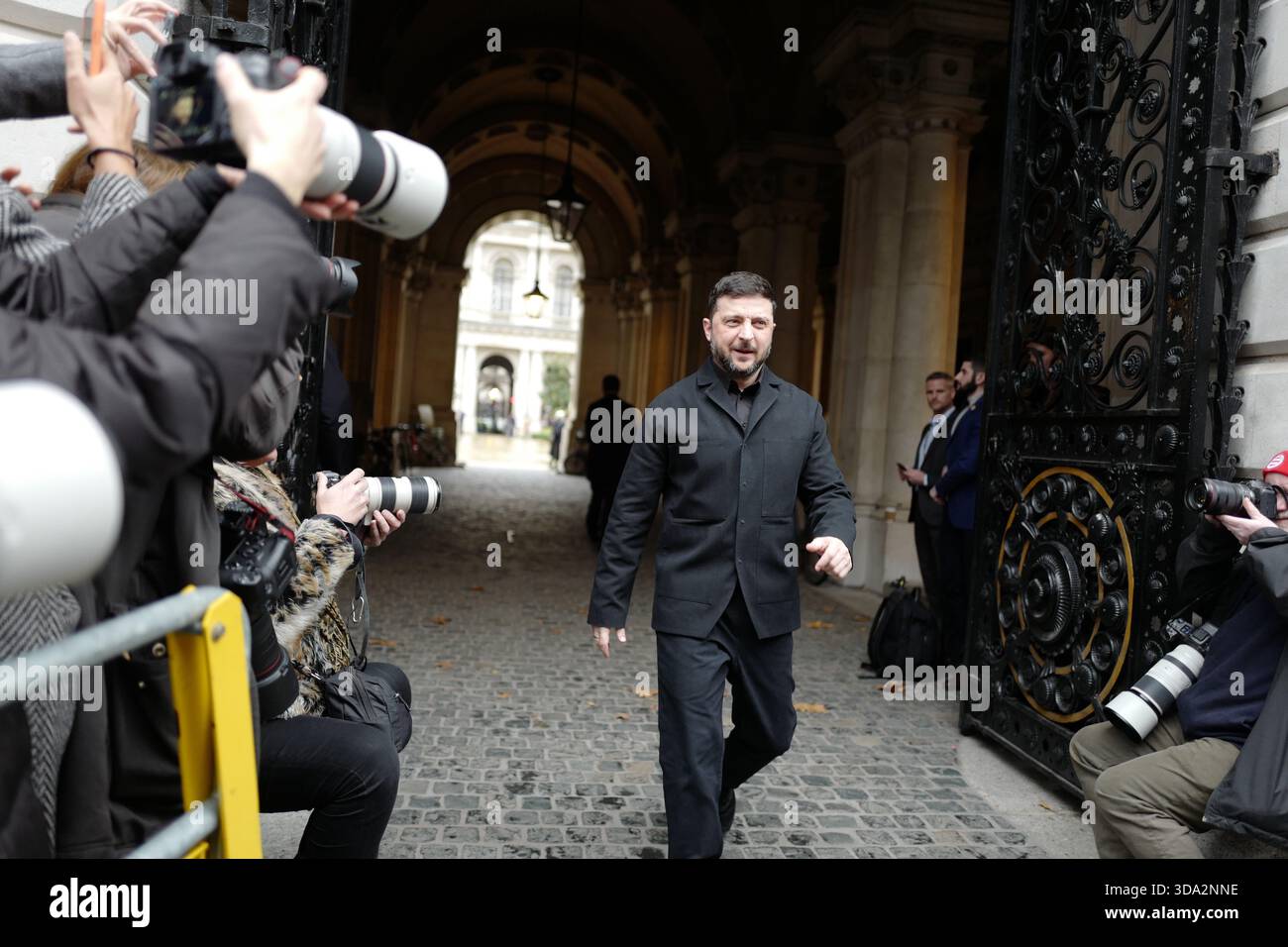 LONDRA, Regno Unito, 8 dicembre 2025. Il primo ministro britannico Keir Starmer, il presidente francese Emmanuel Macron e il cancelliere tedesco Friedrich Merz si incontrano con il presidente ucraino Volodymyr Zelenskyy al 10 di Downing Street per dimostrare sostegno all'Ucraina. Crediti: Ian Bozic/Alamy Live News Foto Stock