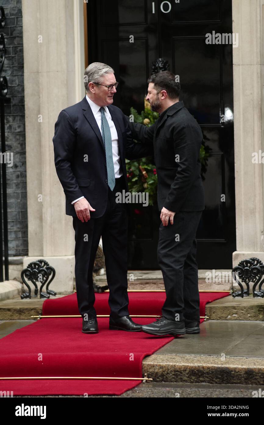 LONDRA, Regno Unito, 8 dicembre 2025. Il primo ministro britannico Keir Starmer, il presidente francese Emmanuel Macron e il cancelliere tedesco Friedrich Merz si incontrano con il presidente ucraino Volodymyr Zelenskyy al 10 di Downing Street per dimostrare sostegno all'Ucraina. Crediti: Ian Bozic/Alamy Live News Foto Stock