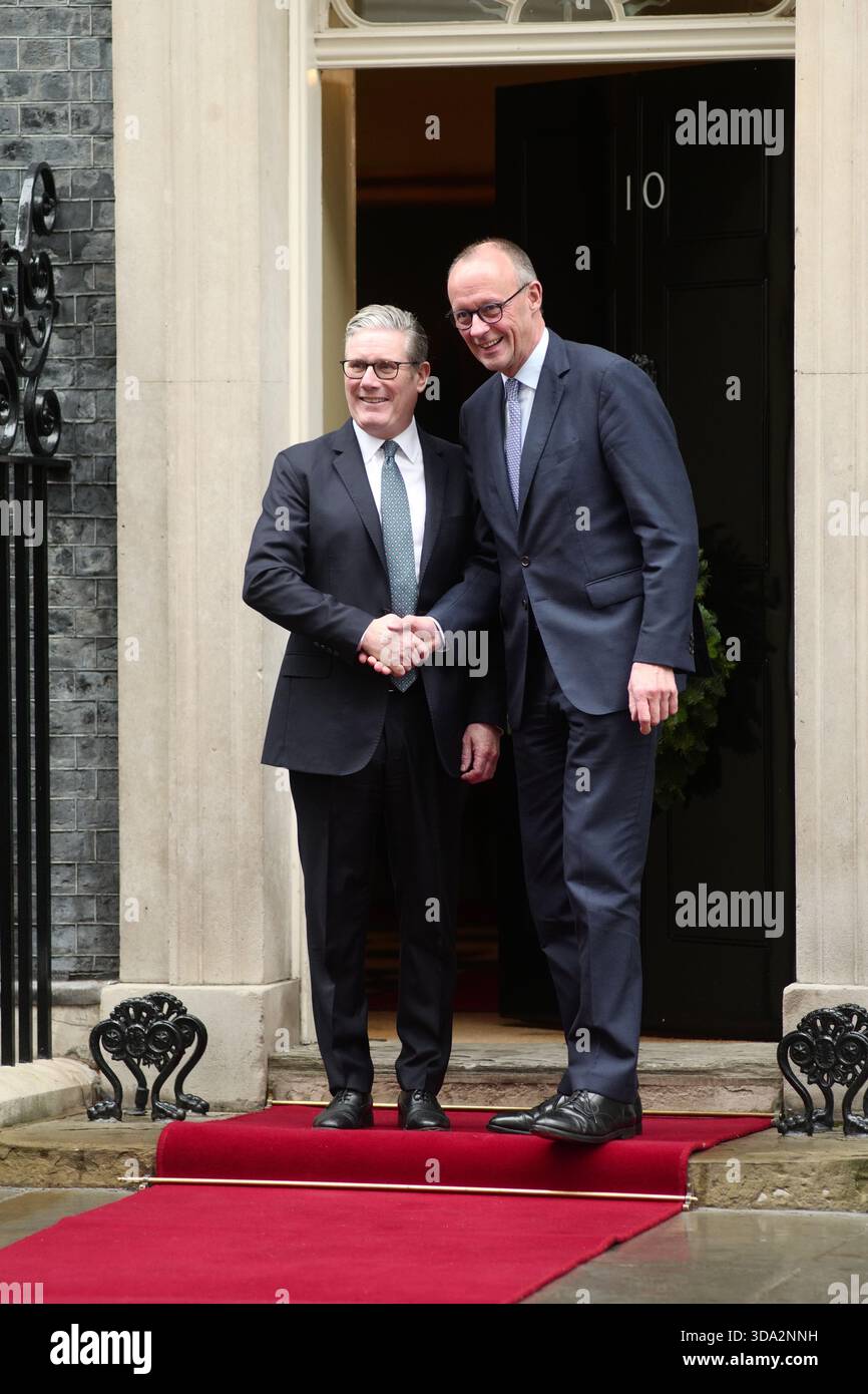 LONDRA, Regno Unito, 8 dicembre 2025. Il primo ministro britannico Keir Starmer, il presidente francese Emmanuel Macron e il cancelliere tedesco Friedrich Merz si incontrano con il presidente ucraino Volodymyr Zelenskyy al 10 di Downing Street per dimostrare sostegno all'Ucraina. Crediti: Ian Bozic/Alamy Live News Foto Stock