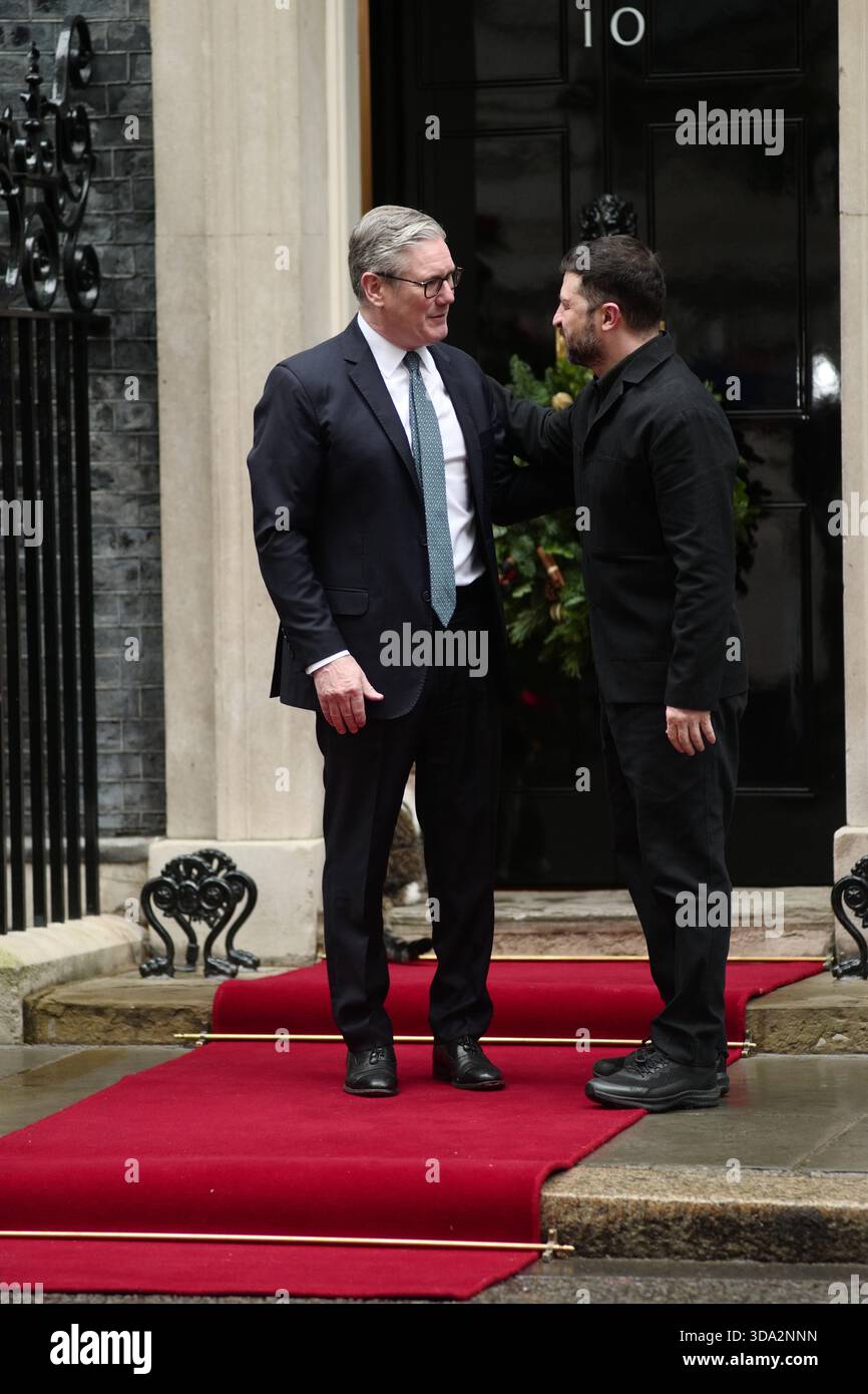 LONDRA, Regno Unito, 8 dicembre 2025. Il primo ministro britannico Keir Starmer, il presidente francese Emmanuel Macron e il cancelliere tedesco Friedrich Merz si incontrano con il presidente ucraino Volodymyr Zelenskyy al 10 di Downing Street per dimostrare sostegno all'Ucraina. Crediti: Ian Bozic/Alamy Live News Foto Stock