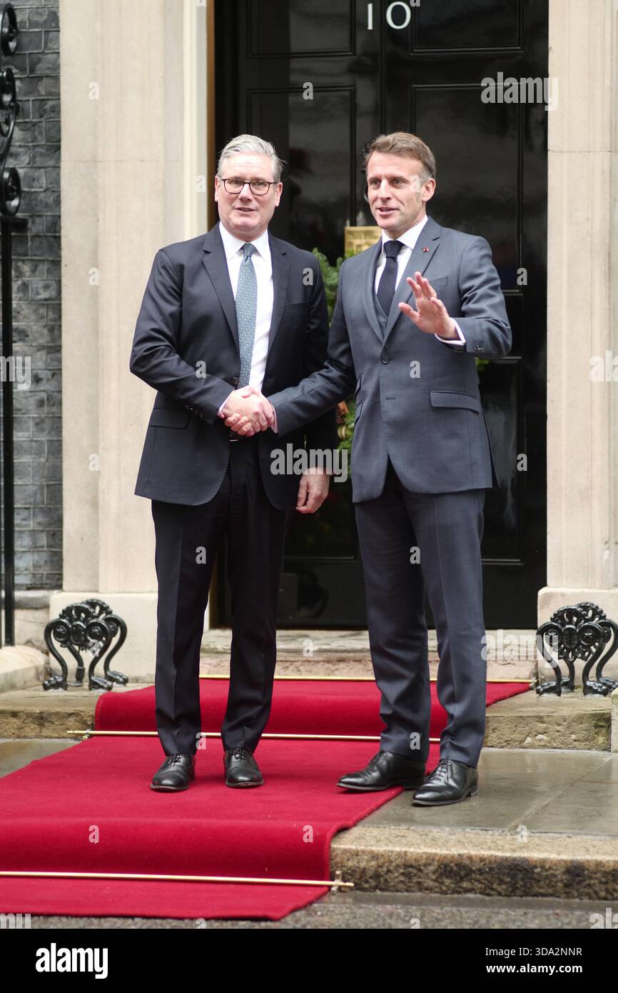 LONDRA, Regno Unito, 8 dicembre 2025. Il primo ministro britannico Keir Starmer, il presidente francese Emmanuel Macron e il cancelliere tedesco Friedrich Merz si incontrano con il presidente ucraino Volodymyr Zelenskyy al 10 di Downing Street per dimostrare sostegno all'Ucraina. Crediti: Ian Bozic/Alamy Live News Foto Stock