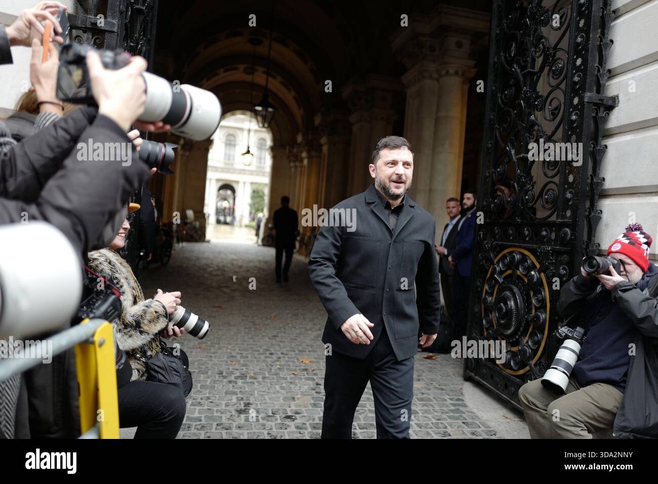 LONDRA, Regno Unito, 8 dicembre 2025. Il primo ministro britannico Keir Starmer, il presidente francese Emmanuel Macron e il cancelliere tedesco Friedrich Merz si incontrano con il presidente ucraino Volodymyr Zelenskyy al 10 di Downing Street per dimostrare sostegno all'Ucraina. Crediti: Ian Bozic/Alamy Live News Foto Stock