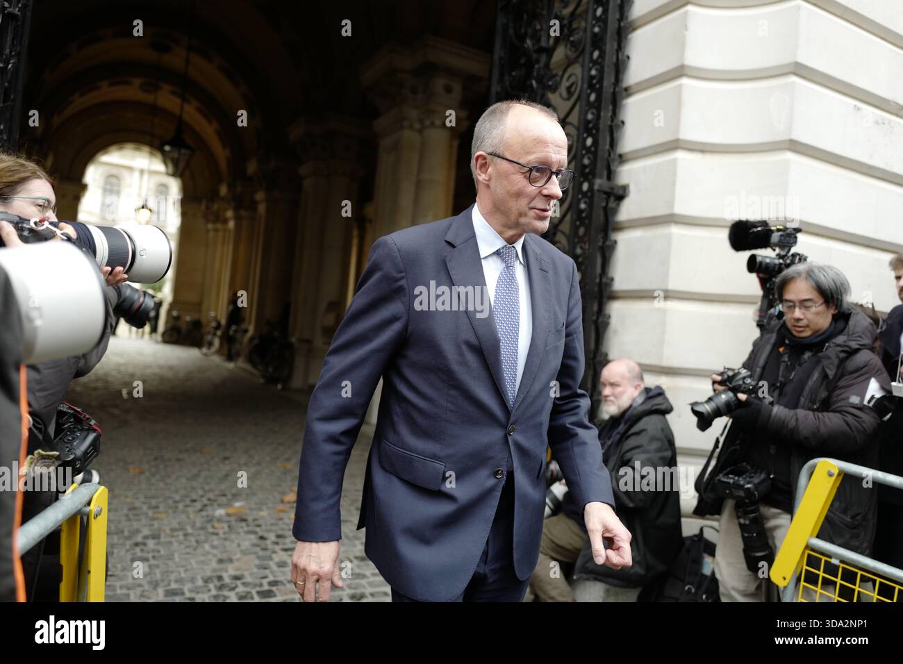 LONDRA, Regno Unito, 8 dicembre 2025. Il primo ministro britannico Keir Starmer, il presidente francese Emmanuel Macron e il cancelliere tedesco Friedrich Merz si incontrano con il presidente ucraino Volodymyr Zelenskyy al 10 di Downing Street per dimostrare sostegno all'Ucraina. Crediti: Ian Bozic/Alamy Live News Foto Stock