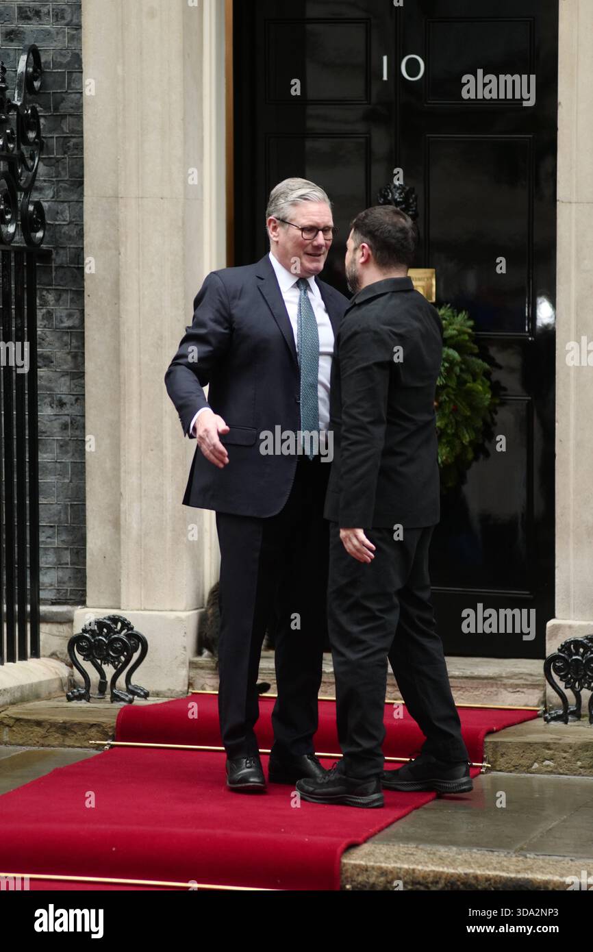 LONDRA, Regno Unito, 8 dicembre 2025. Il primo ministro britannico Keir Starmer, il presidente francese Emmanuel Macron e il cancelliere tedesco Friedrich Merz si incontrano con il presidente ucraino Volodymyr Zelenskyy al 10 di Downing Street per dimostrare sostegno all'Ucraina. Crediti: Ian Bozic/Alamy Live News Foto Stock