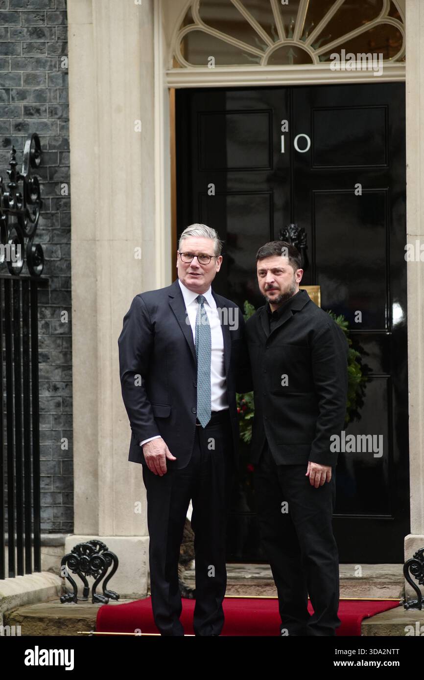 LONDRA, Regno Unito, 8 dicembre 2025. Il primo ministro britannico Keir Starmer, il presidente francese Emmanuel Macron e il cancelliere tedesco Friedrich Merz si incontrano con il presidente ucraino Volodymyr Zelenskyy al 10 di Downing Street per dimostrare sostegno all'Ucraina. Crediti: Ian Bozic/Alamy Live News Foto Stock