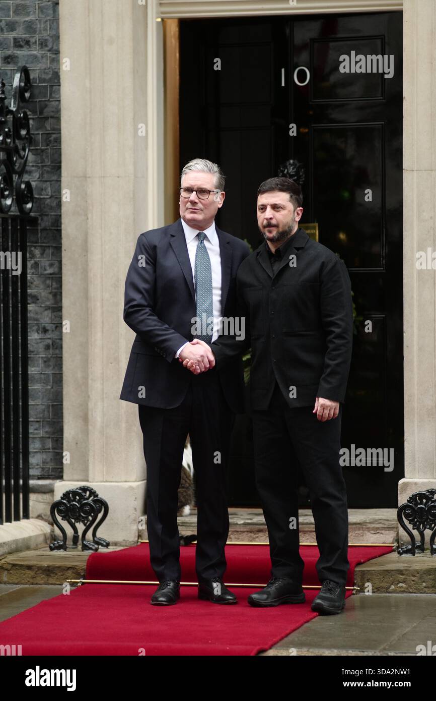 LONDRA, Regno Unito, 8 dicembre 2025. Il primo ministro britannico Keir Starmer, il presidente francese Emmanuel Macron e il cancelliere tedesco Friedrich Merz si incontrano con il presidente ucraino Volodymyr Zelenskyy al 10 di Downing Street per dimostrare sostegno all'Ucraina. Crediti: Ian Bozic/Alamy Live News Foto Stock