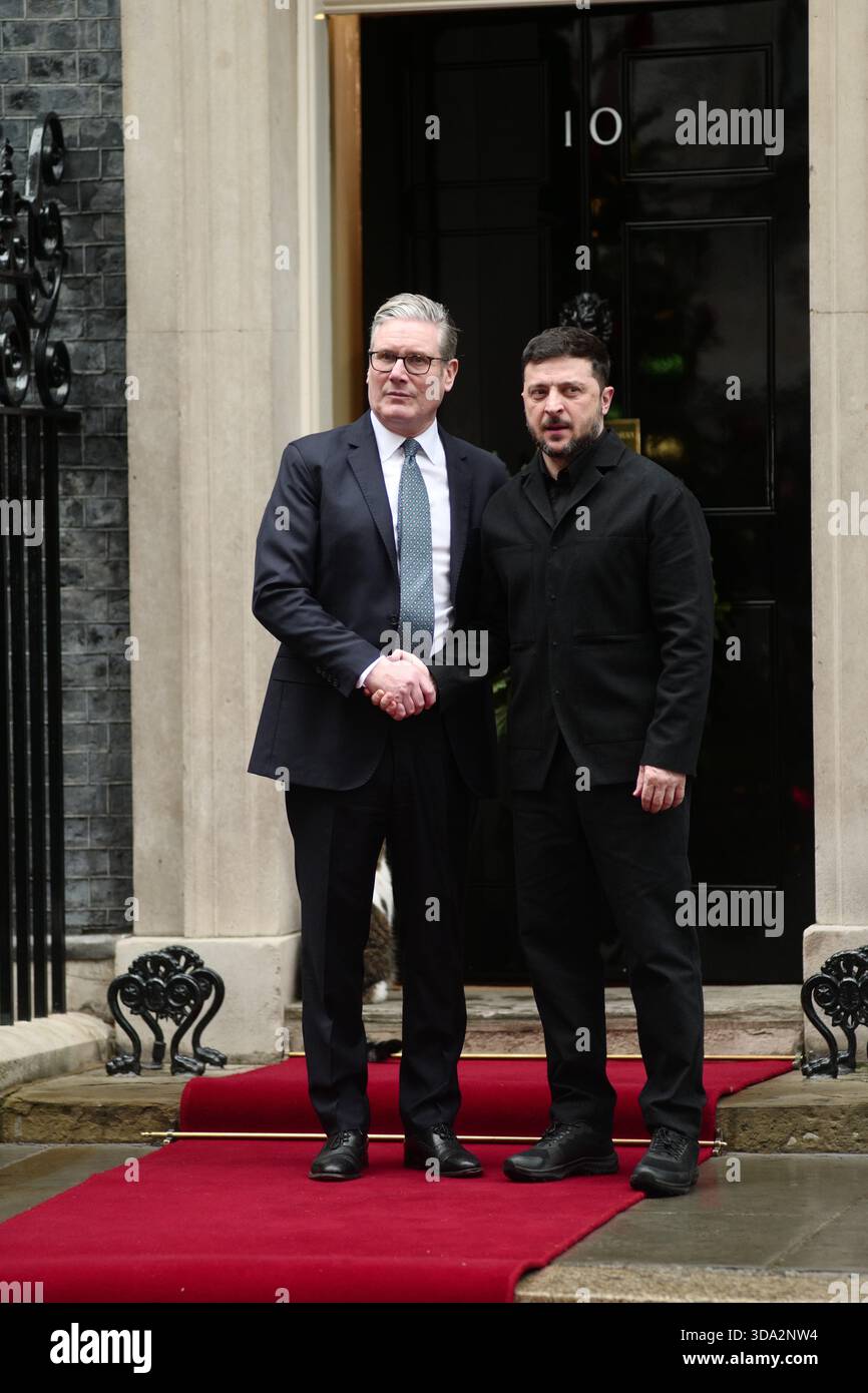 LONDRA, Regno Unito, 8 dicembre 2025. Il primo ministro britannico Keir Starmer, il presidente francese Emmanuel Macron e il cancelliere tedesco Friedrich Merz si incontrano con il presidente ucraino Volodymyr Zelenskyy al 10 di Downing Street per dimostrare sostegno all'Ucraina. Crediti: Ian Bozic/Alamy Live News Foto Stock