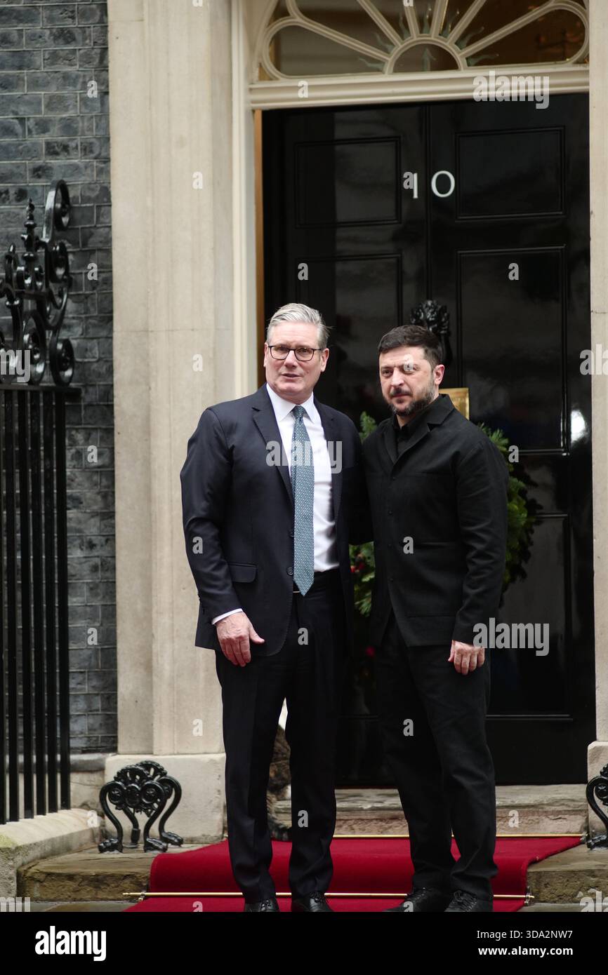 LONDRA, Regno Unito, 8 dicembre 2025. Il primo ministro britannico Keir Starmer, il presidente francese Emmanuel Macron e il cancelliere tedesco Friedrich Merz si incontrano con il presidente ucraino Volodymyr Zelenskyy al 10 di Downing Street per dimostrare sostegno all'Ucraina. Crediti: Ian Bozic/Alamy Live News Foto Stock