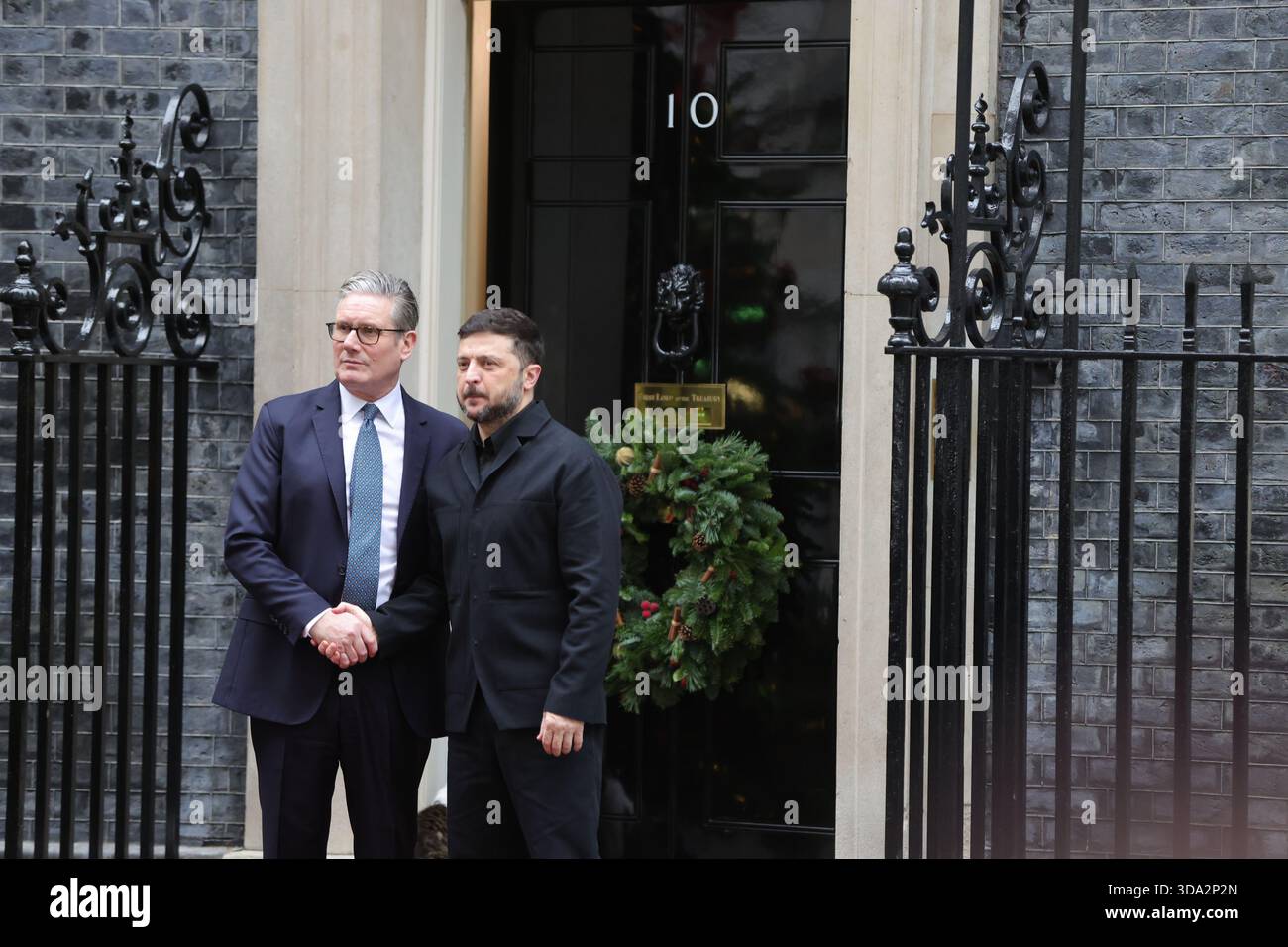 Londra, Regno Unito. 15 dicembre 2025. Il primo ministro britannico Keir Starmer riceve il presidente francese Emmanuel Macron, il cancelliere tedesco Friedrich Merz e il presidente ucraino Volodymyr Zelensky per discutere un piano di pace per l'Ucraina a Downing Street. Crediti: Uwe Deffner/Alamy Live News Foto Stock