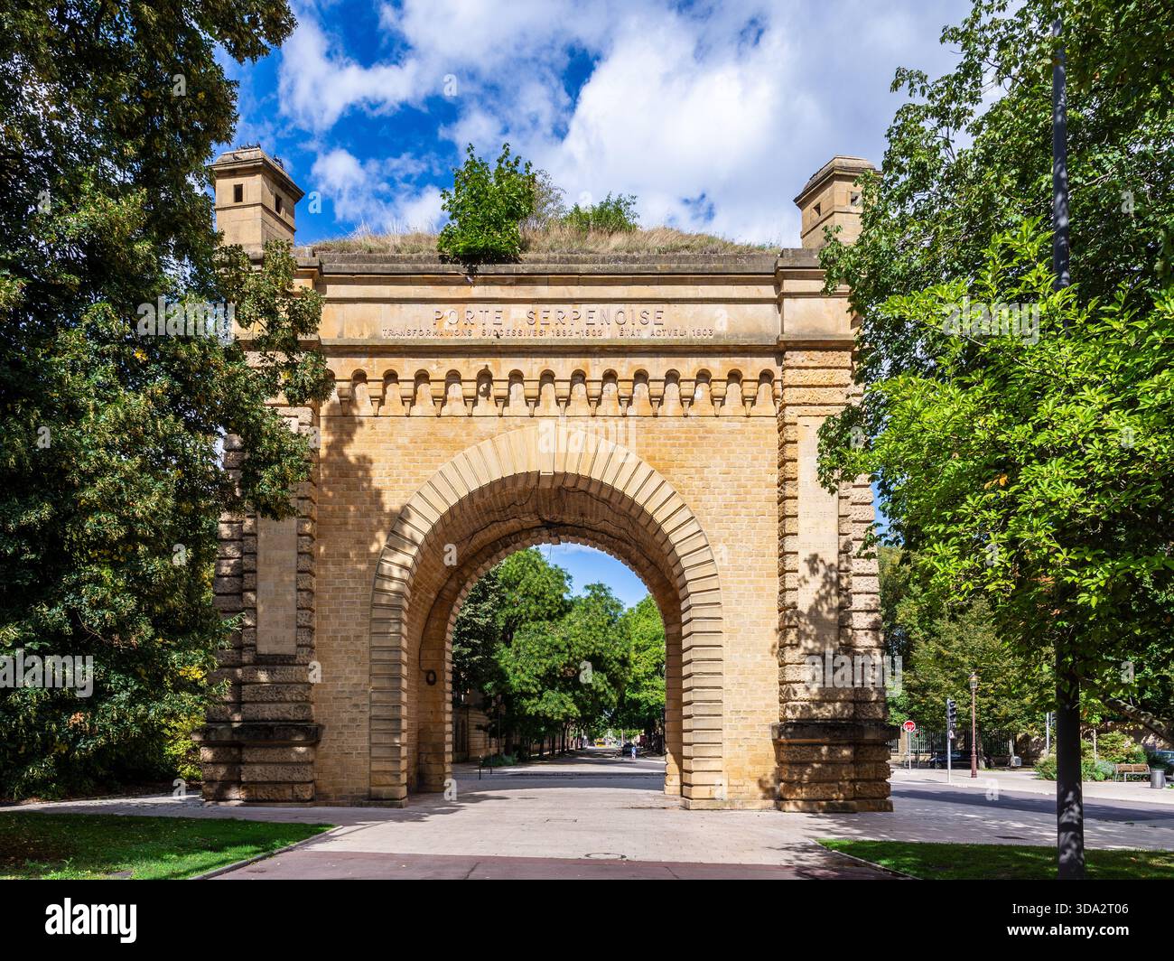 La porta Serpenoise è un'ex porta della città di Metz, in Francia, che ha subito diverse trasformazioni prima di diventare un arco trionfale nel 1903. Foto Stock