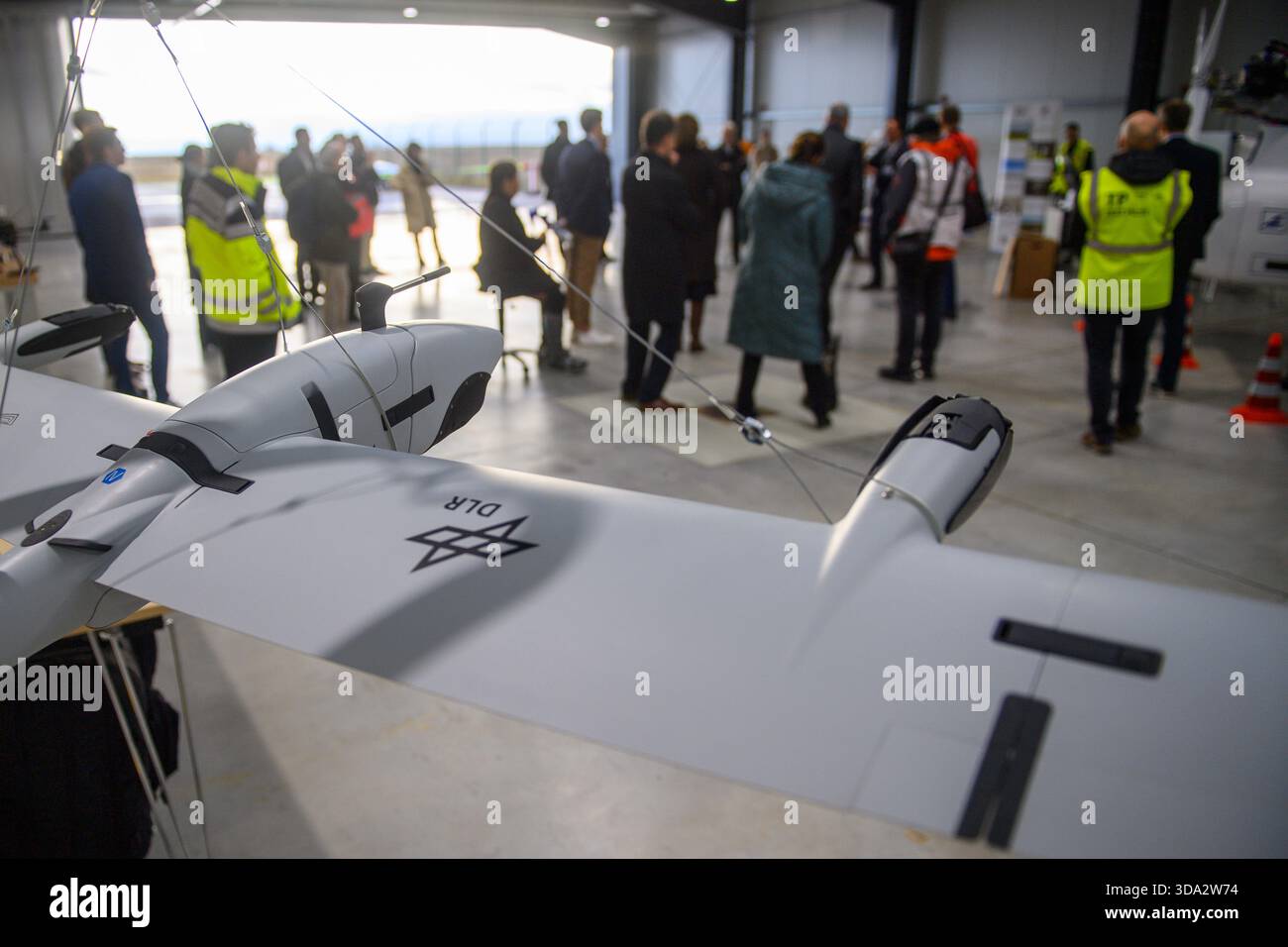 Cochstedt, Germania. 8 dicembre 2025. Un drone vettoriale della società "Quantum Systems" è appeso in un hangar presso il centro di test per sistemi aerei senza pilota del German Aerospace Center (DLR). Un evento si è tenuto presso il DLR test Center for Unmanned Aircraft Systems, durante il quale la DLR ha fornito informazioni sulle prospettive per la ricerca sui droni. Crediti: Klaus-Dietmar Gabbert/dpa/Alamy Live News Foto Stock