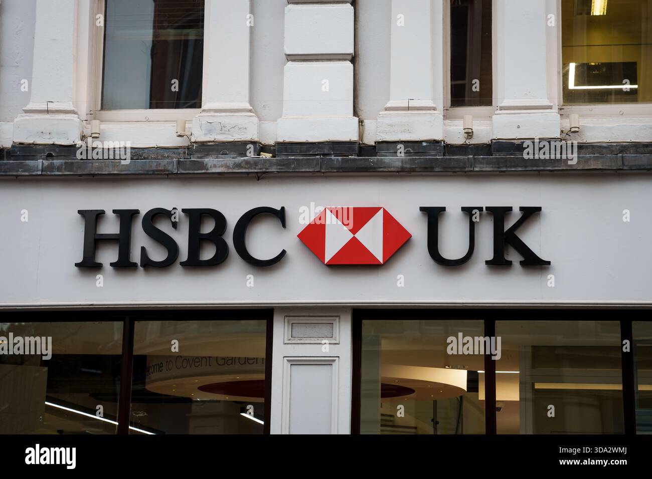LONDRA, REGNO UNITO. 15 febbraio 2025. Logo HSBC UK. HSBC UK è un'organizzazione multinazionale britannica di servizi bancari e finanziari con sede a Birmingham, in Inghilterra Foto Stock
