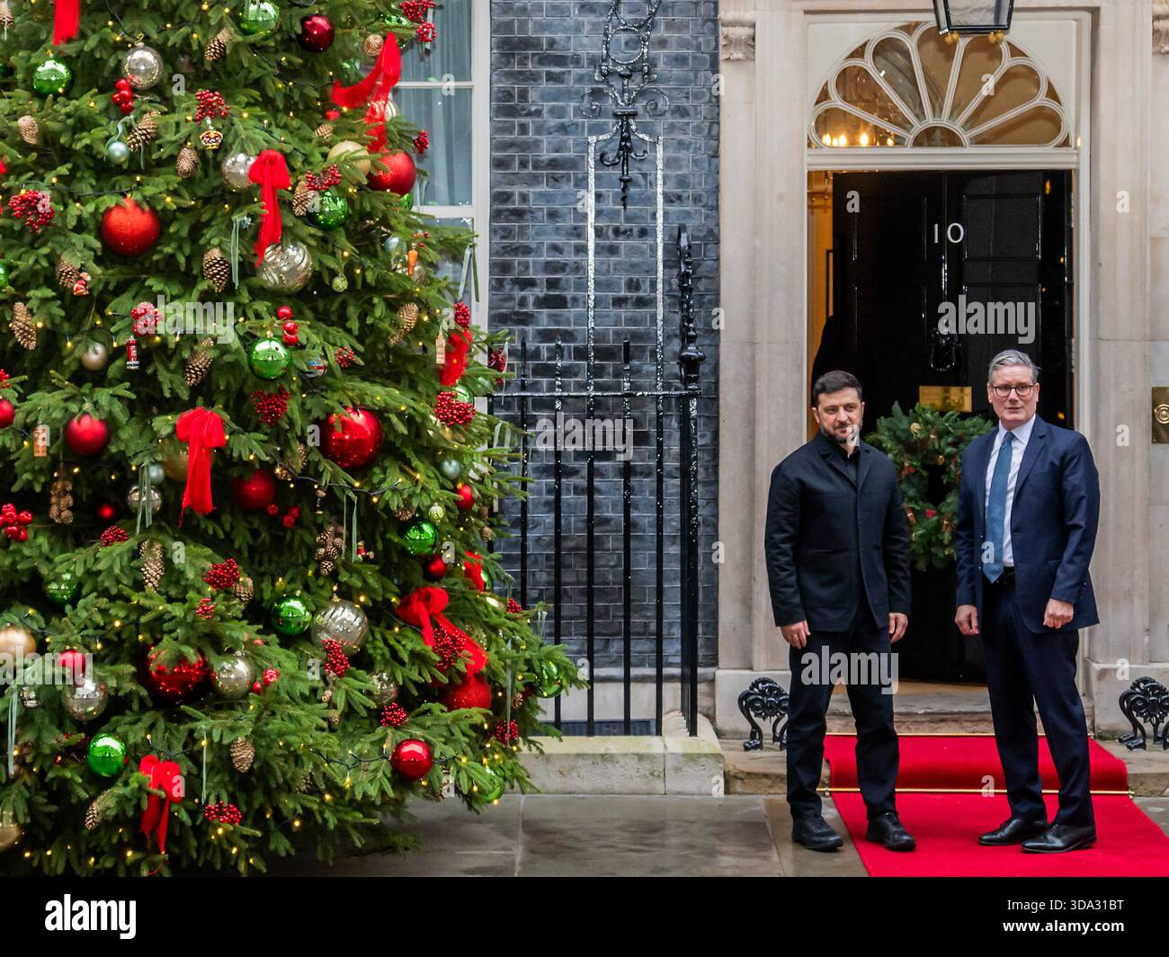 Londra, Regno Unito. 8 dicembre 2025. Il primo ministro, Sir Keir Starmer, saluta il presidente ukraniano Volodymyr Zelensky prima del loro incontro con i principali leader europei a Downing Street, Londra. Gli alleati dell'Ucraina pianificano la loro risposta alla pressione degli Stati Uniti affinché Kiev accetti concessioni nei colloqui di pace. Crediti: Guy Bell/Alamy Live News Foto Stock