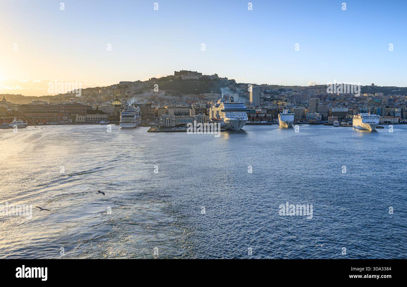 Panorama di Napoli in Italia: Vista dal mare del porto con la stazione Marittima. Foto Stock