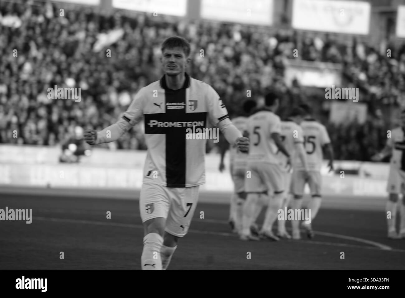 Calebrities Adrian Benedyczak segna Penality.durante la partita di calcio di serie A tra Pisa e Parma allo stadio Cetilar Arena Romeo Anconetani di Pisa; Centro Italia Ovest; sabato 08 dicembre; 2025 ; Sport Soccer(foto di Alessandro la Rocca/ credito: LaPresse/Alamy Live News Foto Stock