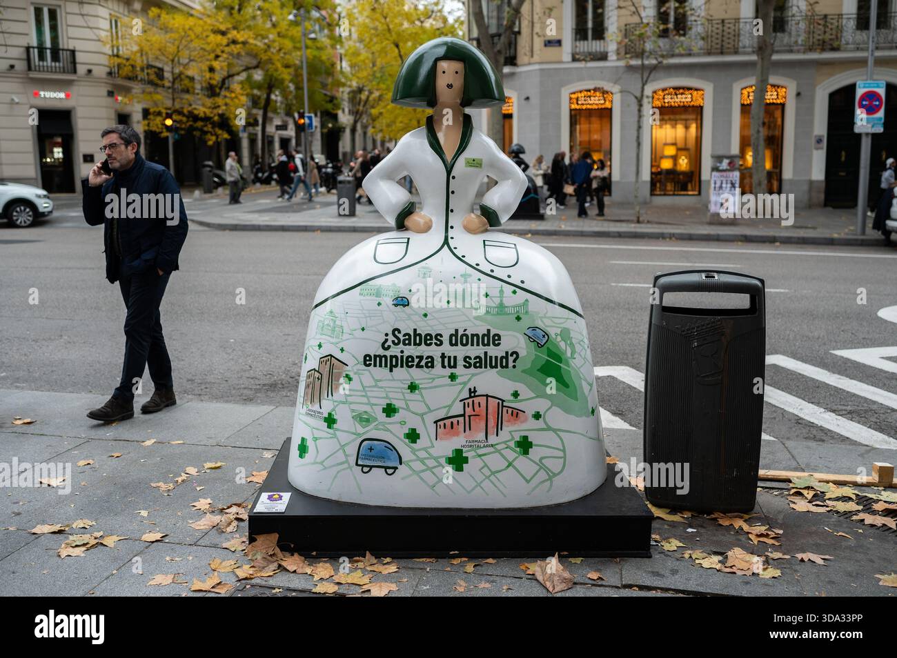 Madrid, Spagna. 7 dicembre 2025. Una scultura a forma di figure del pittore Velázquez Las Menina è visibile durante la mostra Meninas Madrid Gallery. Credito: SOPA Images Limited/Alamy Live News Foto Stock